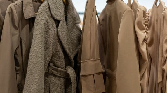 年金〈月13万円〉で暮らす71歳女性、1円単位の倹約に限界。“節約疲れ”の反動で「5万円のベージュコート」を買い、帰宅後に後悔したワケ