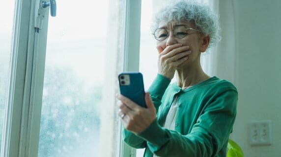 「お願いよ、戻ってきて…」45年一緒に暮らした娘が、まさかの独り立ち。夫と2人暮らしになった68歳母が〈資産5,000万円超〉でも窮地に追い込まれた理由