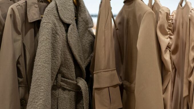 年金〈月13万円〉で暮らす71歳女性、1円単位の倹約に限界。“節約疲れ”の反動で「5万円のベージュコート」を買い、帰宅後に後悔したワケ