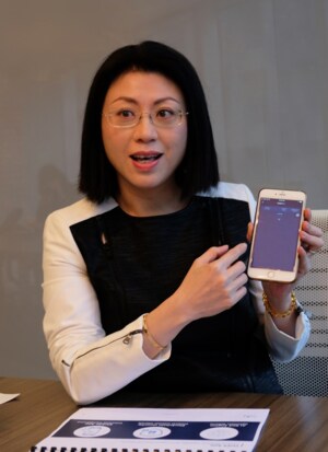 携帯電話のアプリでポートフォリオを表示するマギー