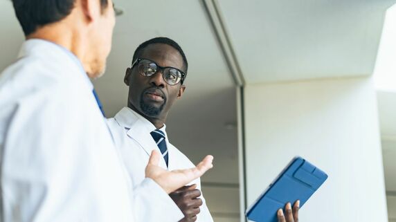 日本人「博士号です」→「どこの大学院？」その回答に海外で目を丸くして驚かれたワケ。〈日本独自の制度〉が抱える致命的リスク