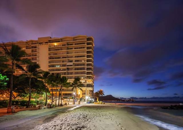 Waikiki-Shore外観写真。Castle Resorts & Hotelsより引用