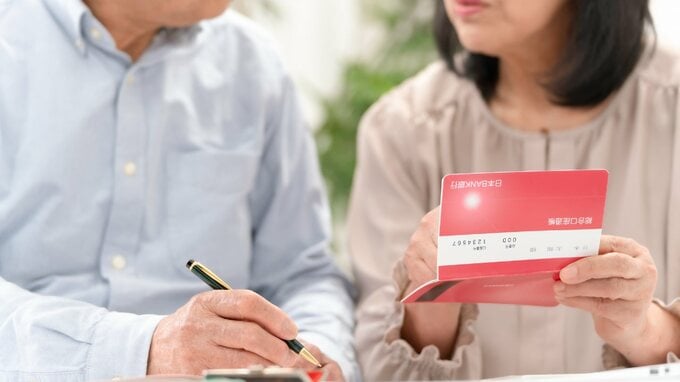 「老後は俺に任せろ」〈年金年320万円・貯金5,300万円〉胸を張っていた65歳夫だが…数年後、妻が通帳を見て絶句した理由