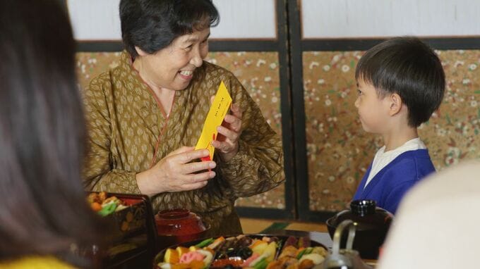 老後資金、2,000万円も要らなかったな…年金21万円・必死に貯めた貯金を抱えた「65歳同い年夫婦」の大反省。定年退職後の初めてのお正月、孫6人・娘夫婦が来てくれたのに“心が晴れない”理由