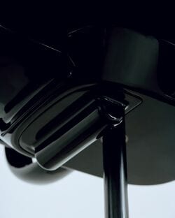 座面下に収められた極薄のメカボックス