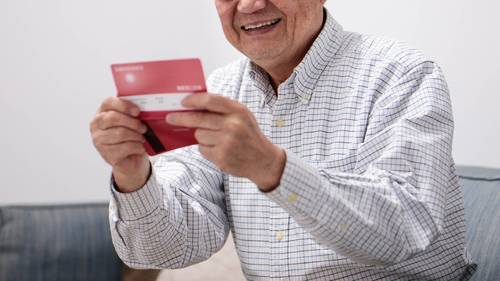 長生きする分お金も必要になります。高齢者の生活苦は、いまや深刻な社会問題の1つだという。(※写真はイメージです/PIXTA)