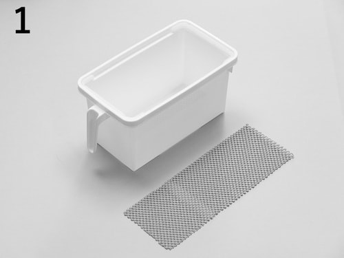 1 滑り止めシートは、収納ケースよりも少し長めにカットします