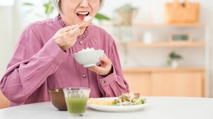 「おいしいねえ」母の笑顔からわずか数時間後…〈年金月15万円・90歳母〉、老人ホームで起きた“忘れられない出来事”