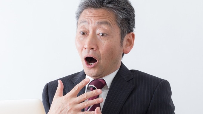 「何で俺だけ年金が半分に減ってるんだ？」年金「月16万円」受給していた70歳・男性、通帳見せ合いっこで判明した「50万円の壁」に落胆のワケ