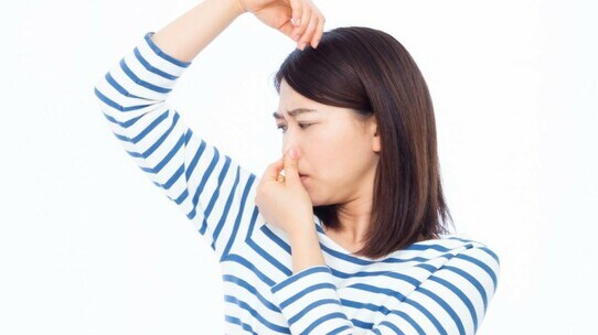 日本人では10人に1人…「ワキガ」のサインと「自分でできる」対処法【専門医が解説】
