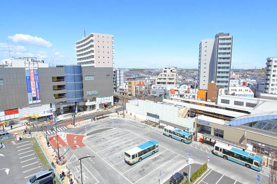 「ひばりが丘」駅前