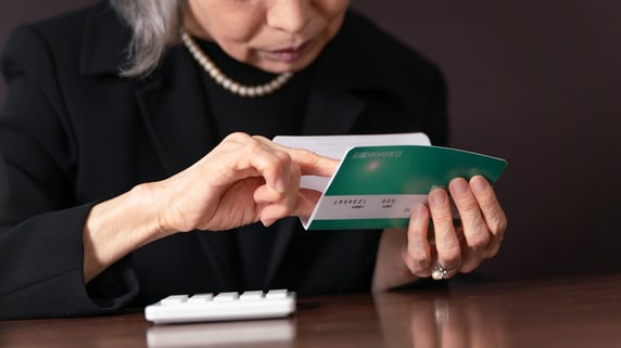 相続人11人の遺産、どう分けられる？…保険金の受取人を「相続人」と指定して亡くなった夫→妻は825万円ゲットも、きょうだいは27.5万円ずつ…知らないと損する「死亡保険金」の分配ルール【税理士が解説】