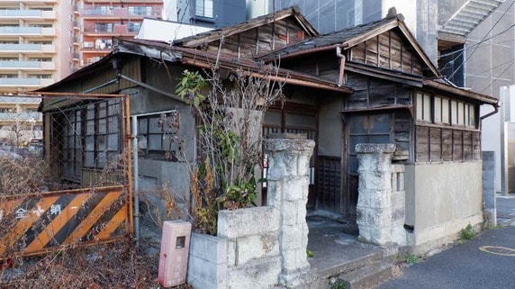 「実家に戻ったら、壁が崩れていた」47歳独身男性、“老朽化した家”で始めた〈再出発サバイバル生活〉