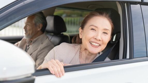 いまさら、そんなのありかよ…退職金2,000万円・65歳の定年夫を労う「草津温泉旅行」。孫の話で盛り上がった家路、暴露された“妻の隠し事” 