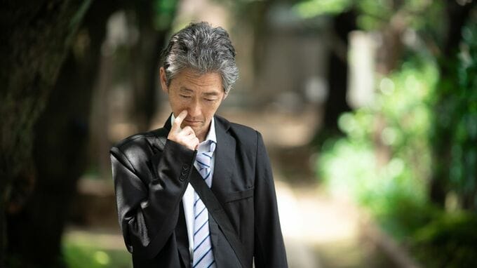 「人生つまんなそう」バカにされたが…ヨレたスーツ姿、飲み会断固拒否の万年平社員・65歳定年男性が実は〈億り人〉。1億円超を手中に収めた“倹約以外”の驚きの理由【FPが解説】