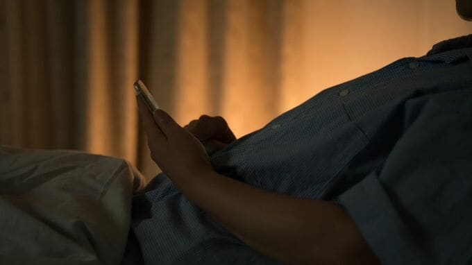 深夜0時過ぎ、26歳娘からの着信…〈貯金1,700万円〉〈年金見込額月20万円〉62歳会社員の「平穏な老後」が崩れた夜