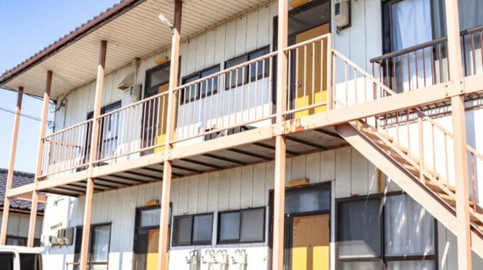 築30年の木造アパート…賃貸経営を続ける？売却する？判断のポイントを税理士が解説