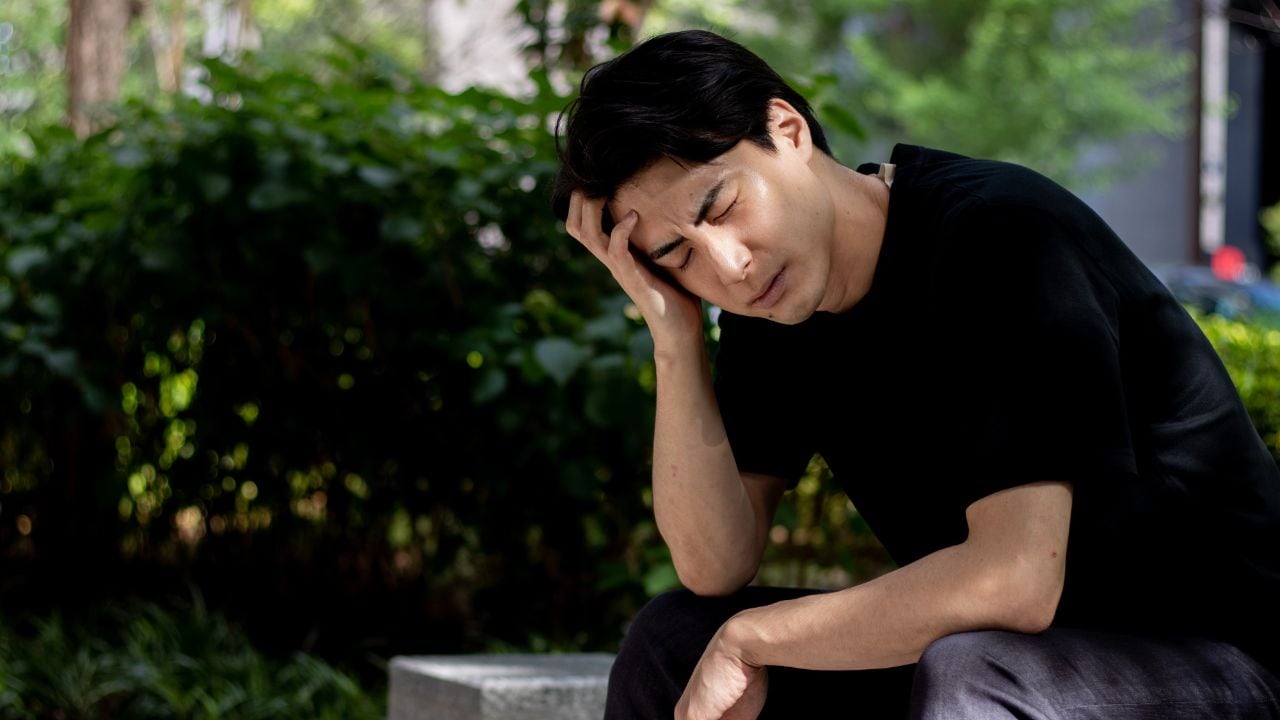 もう終わりだ…〈月収10万円〉38歳の独身男性、日本年金機構から届いた「最終通告」に撃沈。深夜、膝から崩れ落ちた「絶望の夜」