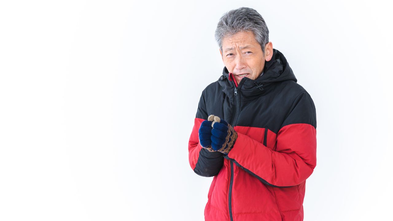 「すまん、暖房消していいか？」月600円をケチる〈退職金3,000万円〉〈年金月26万円〉の66歳元部長、預金通帳に残された「衝撃の残高」