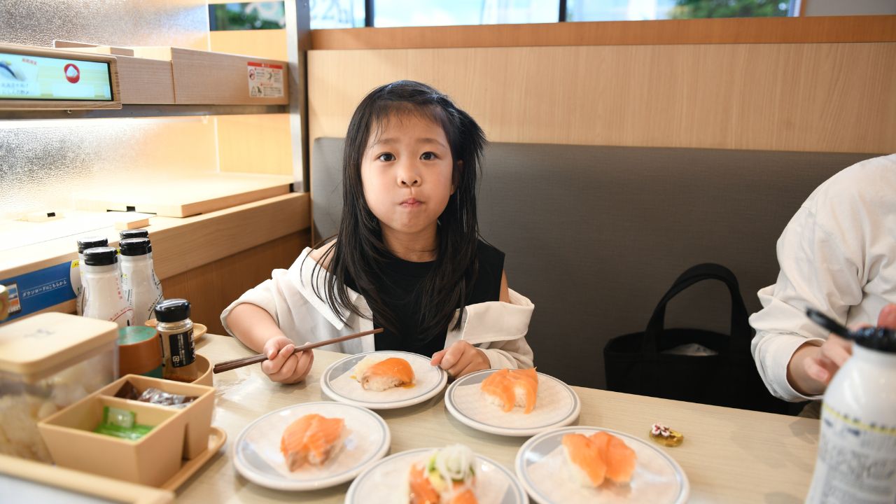 「もう一緒に外食したくない」孫に御馳走したい71歳義母のため、家族で回転寿司に行ったが…会計後に40歳嫁が辟易したワケ