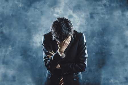 投資しても投資しても、負けてばかり…（※写真はイメージです／PIXTA）