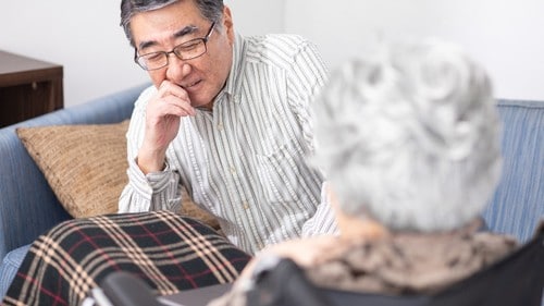 「仕方なく」で入居した施設生活を高齢者は時間の経過ともに受け入れていくという。（※写真はイメージです／PIXTA）