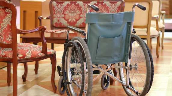 〈年金月30万円・貯金4000万円〉医師夫婦が選んだ〈高級ホーム暮らし〉は“理想”のはずだったが…6ヵ月で退去を決めた“入居者トラブル”の現実