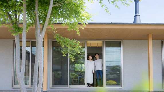 〈ローン残り35年〉“駅近マンション”ではなく“庭付きの家”を選んだ30代夫婦に、数年後ふりかかった〈資金繰りの現実〉