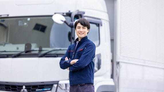 約8年で一人前…繊細な運転技術と馬への愛情。競馬を支える「馬匹輸送」の厳しさとやりがい【プロフェッショナルに聞く】