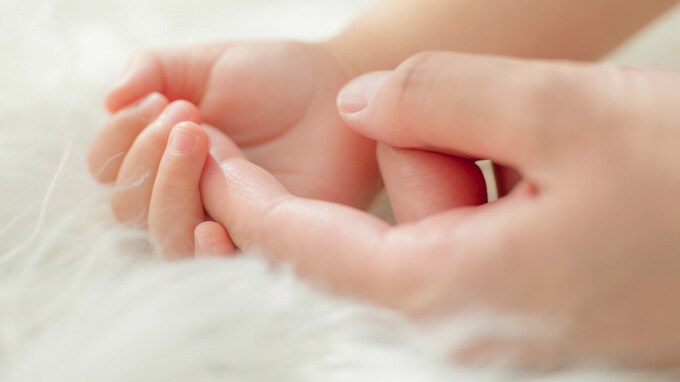 「夫が我が子を抱かない…」主婦絶句の中、舅が追い打ちの一言