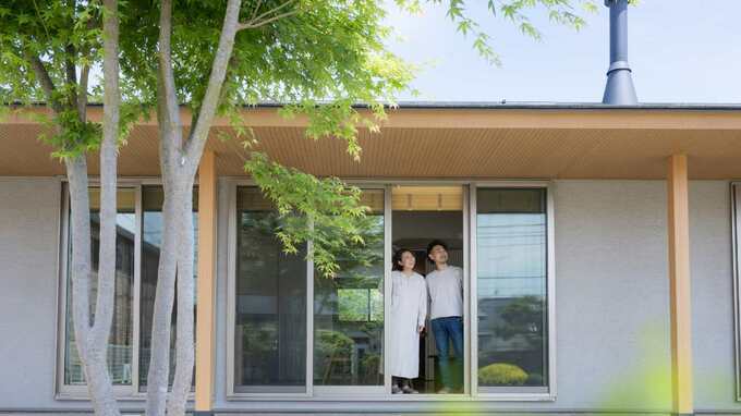 〈ローン残り35年〉“駅近マンション”ではなく“庭付きの家”を選んだ30代夫婦に、数年後ふりかかった〈資金繰りの現実〉