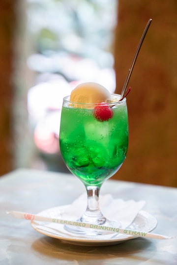 「クリームソーダ」800円。 撮影／鈴木康史　『愛しの純喫茶』（オレンジページ）より抜粋