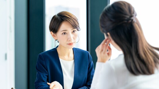「本当に腹が立つ」…もう感情的な相手に振り回されない。円満な対話へと導く「聴く姿勢」の極意【日本アンガーマネジメント協会理事が解説】