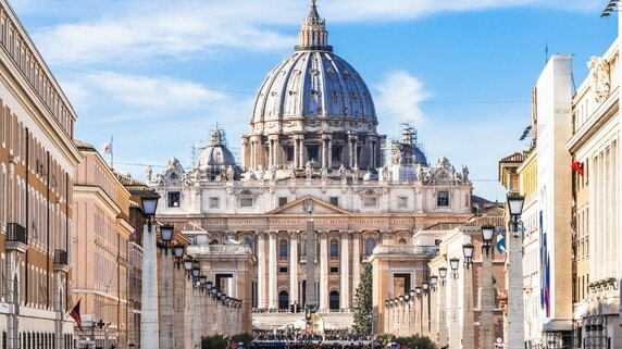 アメリカ人初のローマ教皇に「確定申告義務」?…アメリカ市民なら避けられない税制の落とし穴【国際税理士が解説】