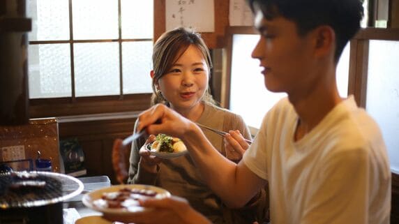 大手企業45歳サラリーマン、ようやく課長に昇進し〈年収1,000万円〉到達。家族で高級焼肉をほおばり拍手喝采、愉悦も…給料日に目がテン「まさかの手取り額」【FPの助言】