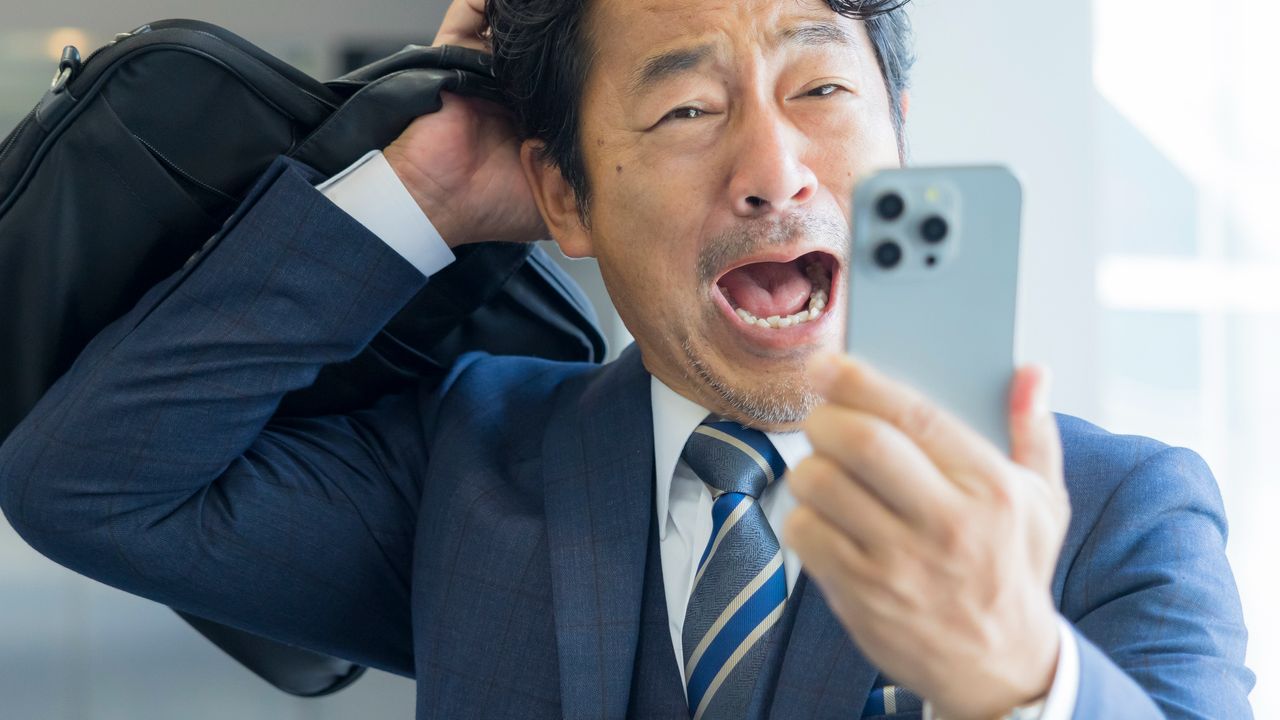 「給与明細を二度見しましたよ…」転職で年収200万円アップに成功した53歳男性。“月14万円手取りが増える”と妻と喜ぶも…翌々年、“手取りが月3万円減った”まさかの理由【社労士FPが解説】