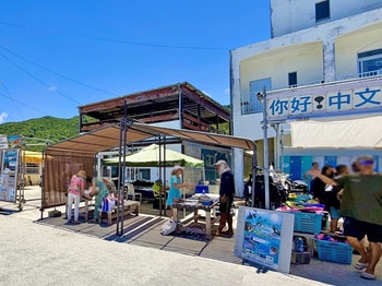 ビーチ周辺にはお洒落なカフェやレストラン、短時間利用できる海の家、民宿などが点在しているが、お馴染みのコンビニエンスストアや大手系列のリゾートホテルは存在しない