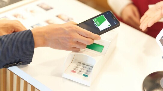 「えっ…そこ、現金で支払うの?」経済ジャーナリストが〈キャッシュレス決済〉導入をお勧めするワケ