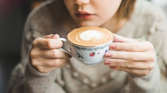 「こんな贅沢しちゃってもいいのかな…」〈年収270万円〉事務職女性（24）が“500円のラテ”すら罪悪感を覚えてしまう「本当の理由」