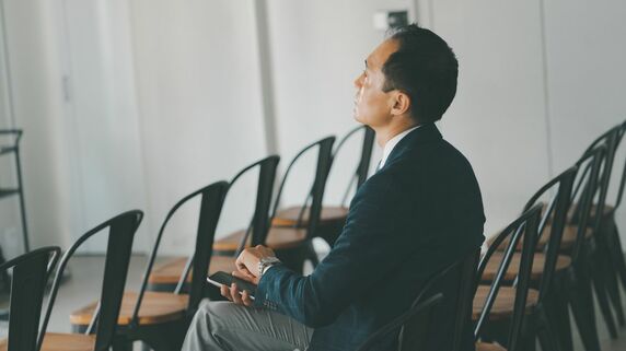 営業成績はトップ、家では“空気”のサラリーマンが60歳で完全リタイア…〈年80万円以上の年金減額〉も、あえて「繰上げ受給」を決断したワケ