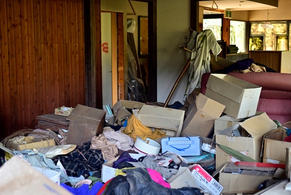 父さん、何やってるんだよ…母の死後、あっという間に「ゴミ屋敷化」した実家に悲鳴。“最悪の事態”を避けるためにするべきこと【CFPが解説】