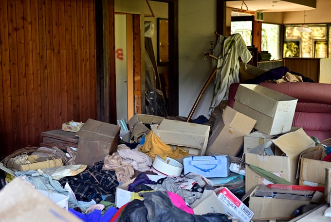 父さん、何やってるんだよ…母の死後、あっという間に「ゴミ屋敷化」した実家に悲鳴。“最悪の事態”を避けるためにするべきこと【CFPが解説】