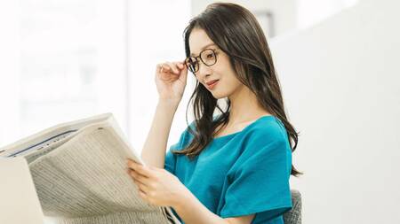 新聞を読んでいる女性