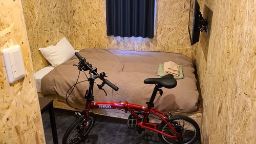 広さ13㎡で、ベッド、ユニットバス・トイレのほかキッチンや洗濯機なども完備している。