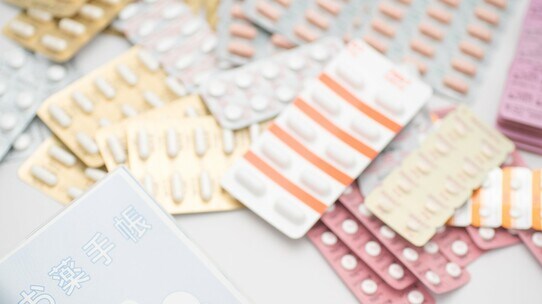 薬がいっぱいで飲めません!多剤・重複処方を防ぐ「かかりつけ薬局」の使い方