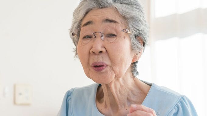 教師の両親、グレずも中卒→地元・福岡を捨て、放浪の末に25歳でバイク事故…入院先でウザ絡みしてきた「ばあちゃん」、その翌日の人生を変える出来事