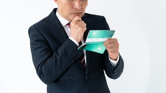 再雇用後の給料、少なすぎ…「定年退職後も同じ会社で働く」は損？⇒「“手取り”はそこまで下がりません。」FPが〈知っている人だけが得する選択〉を解説