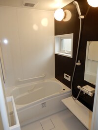 分譲住宅と変わらない窓の付いた浴室