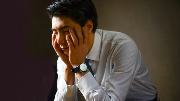 株価下落で「仕事が手につきません…」。同じ金額でも「利益」より「損失」の方が〈心のダメージは2倍〉のワケ【資産1億円超の個人投資家が解説】 