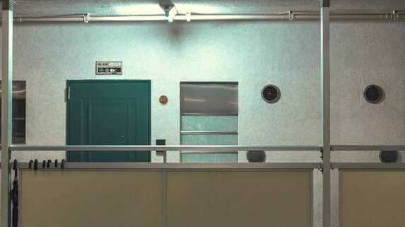 「もう連絡しないでほしい」息子からのメッセージ…70代夫婦、〈築40年の公営住宅〉で始まった孤独な暮らし